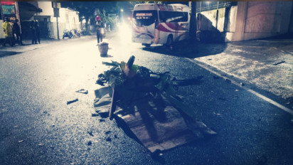 Diduga Kurang Hati-hati, Seorang Pengendara Motor Tewas Usai Tabrak Elf