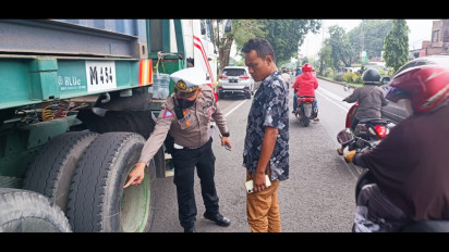 Diduga Kurang Hati-hati, Seorang Pengendara Motor Tewas Terlindas Truk Kontainer di Jalur Surabaya-Sidoarjo