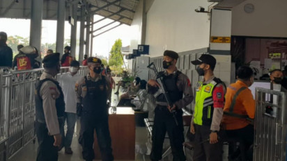 Pengamanan Libur Nataru di Kebumen, Polisi Bersenjata Disiagakan di Stasiun dan Terminal