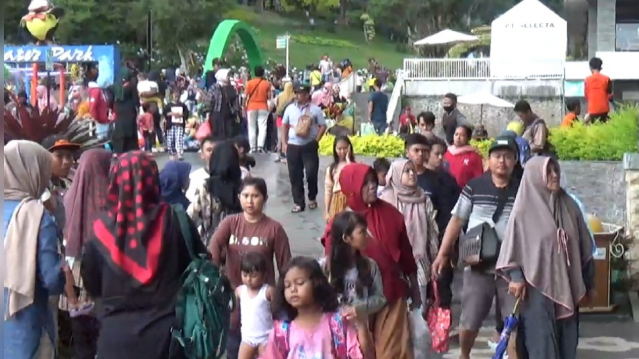 Libur Nataru, 200 Ribu Wisatawan Padati Tempat Wisata di Kota Batu
            - galeri foto