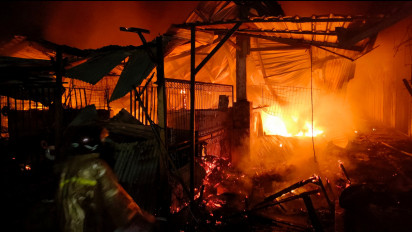 Sebanyak Puluhan Kios di Pasar Senggol Kuripan Pekalongan Jawa Tengah Ludes Terbakar