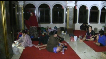 Rumah Hangus Terbakar Ratusan Warga Mampang Prapatan Mengungsi di Masjid dan Ruko