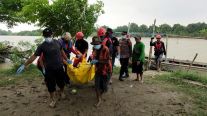 Misterius, Sesosok Jasad Pria Bertato Ditemukan Tersangkut di Tepi Sungai Rambatan Baru Indramayu Jawa Barat