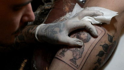 Usai Bawa Kemenangan Piala Dunia 2022, Legenda Sepakbola Lionel Messi Dielukan Penggemar Hingga Antre Pasang Tatto