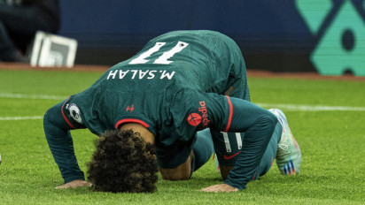 Mohamed Salah Sujud Syukur, Akhiri Kutukan Natal Saat Liverpool Kalahkan Aston Villa di Liga Inggris