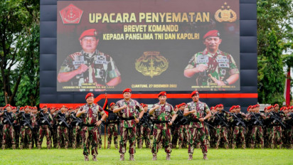 Disematkan Baret Merah Kopassus, Kapolri: Jangan Ragukan Sinergisitas TNI-Polri Jaga NKRI