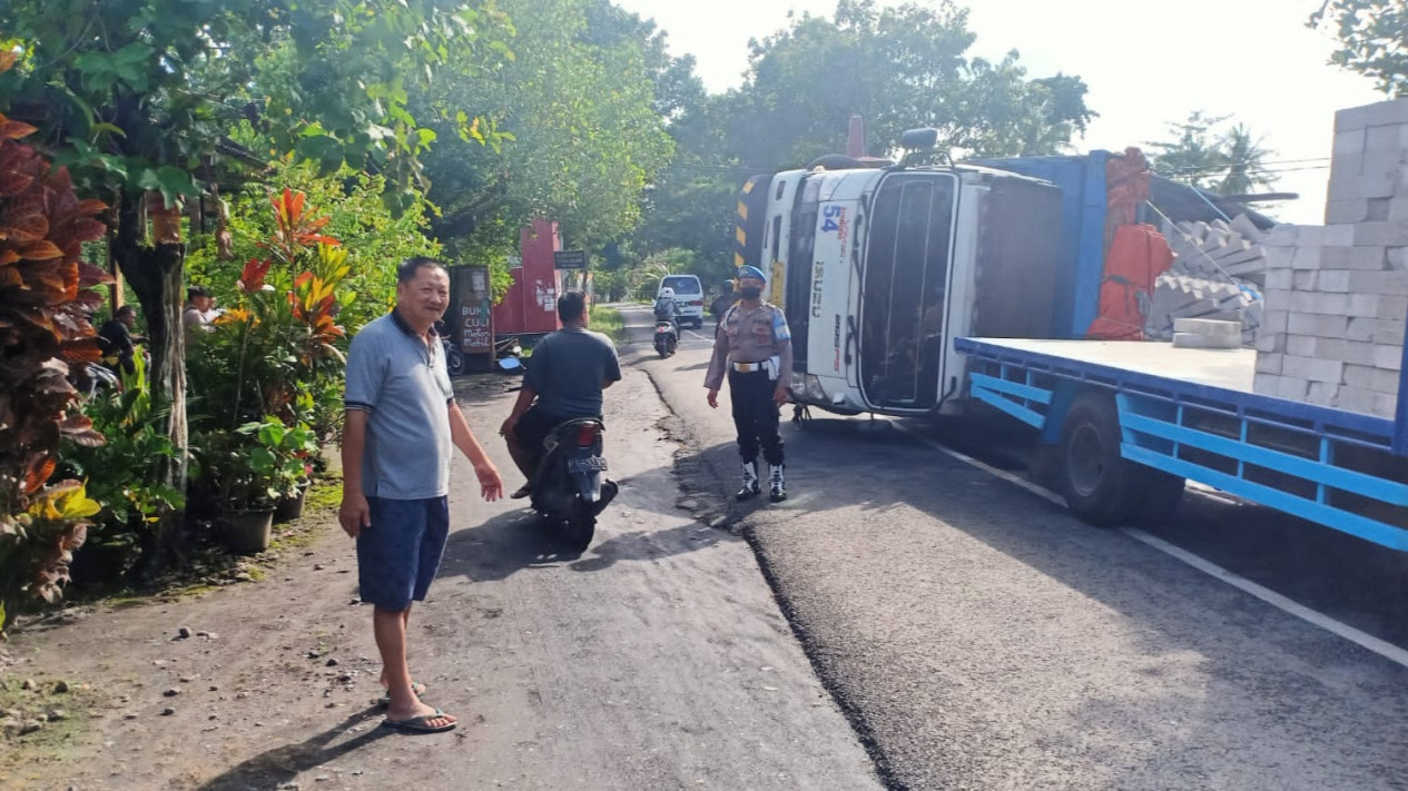 Diduga Rem Blong, Tronton Pengangkut Bata di Banyuwangi Terguling
            - galeri foto