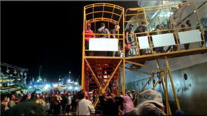 Ratusan Wisatawan Akhirnya Berhasil Dievakuasi ke Kapal PELNI Usai Terjebak di Karimunjawa