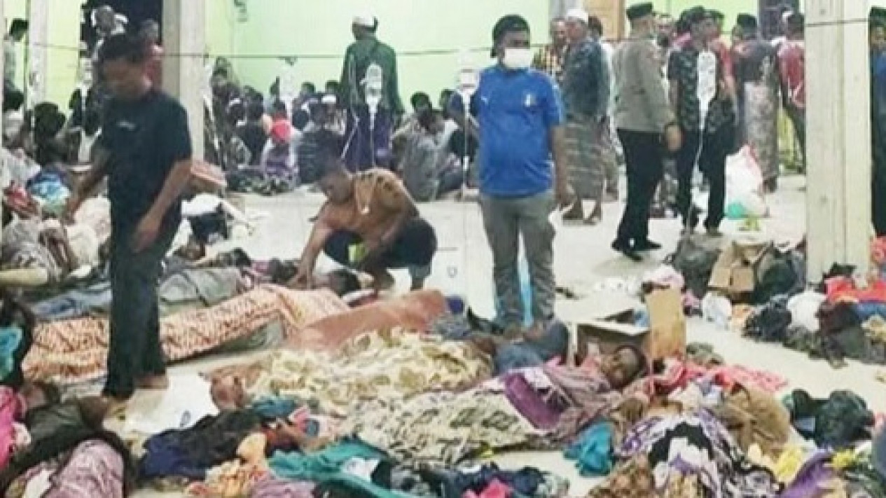 185 Imigran Rohingya Terdampar di Pesisir Pantai Pidie, Ditampung Sementara di Aula Gampong Ujong Pie
            - galeri foto