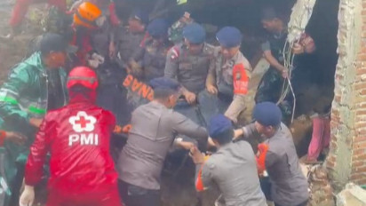 Tim SAR Evakuasi Jenazah Korban Tertimbun Longsor di Dalam Rumahnya di Maros