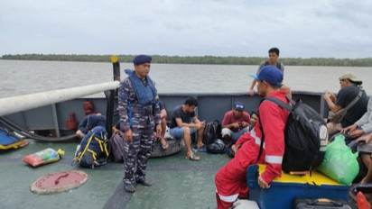 TNI AL Bantu Evakuasi ABK Kapal Tenggelam di Perairan Muara Sungsang