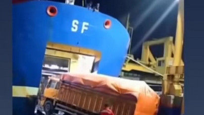 Tersangkut di Ramp Door, Truk Semen Jatuh ke Laut Merak, Kemenhub: Kelebihan Muatan