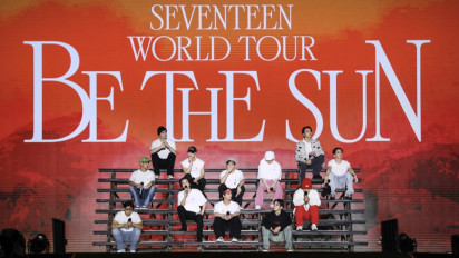 Diguyur Hujan Sepanjang Konser, SEVENTEEN Sukses Guncang Jakarta