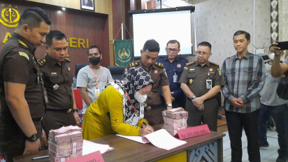 Kejari Langkat Serahkan Restitusi Kasus Kerangkeng Besi Sebanyak Rp530 Juta pada 2 Ahli Waris Korban