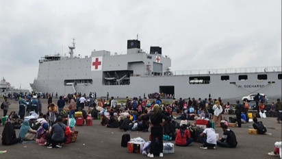 Akibat Cuaca Ekstrem, KRI Soeharso Angkut 500 Penumpang Pulau Bawean yang Tertahan di Pelabuhan Gresik