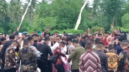 Ratusan Pedagang dan Kusir Cidomo Bahagia Mendapat Sembako dari Presiden Jokowi