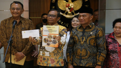 Menko PMK Bersama Menko Polhukam Terima Laporan dari Tim Penyelesaian Non Yudisial Pelanggaran HAM Berat Masa Lalu