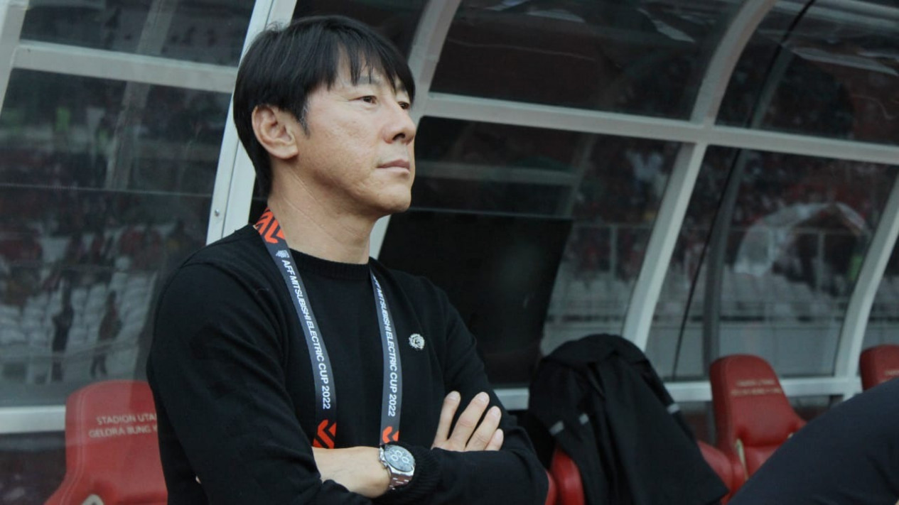 Shin Tae-yong Ketar-ketir Setelah Suporter Timnas Indonesia Pecahkan Kaca Bus Pemain Thailand
            - galeri foto