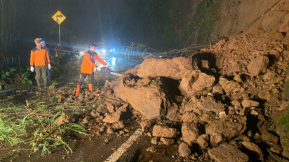 Longsor, Jalur Provinsi Kota Batu Menuju Kediri Terhalang Lumpur dan Batu