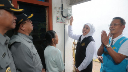 Rasio Elektrifikasi Jatim Capai 99,36 Persen, Khofifah Bantu Sendi Perekonomian dengan Instalasi Listrik