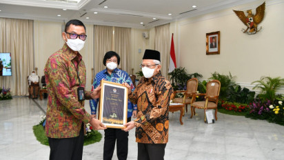 Pimpin PLN Sebagai Pilar Transisi Energi Nasional, Darmawan Prasodjo Dianugerahi Green Leadership Utama dari Pemerintah RI