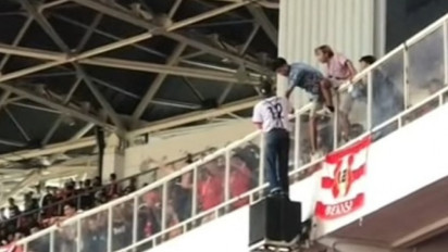 Ulah Oknum Suporter Saat Timnas Indonesia Ditahan Imbang Thailand, Mulai Penimpukan Bus Pemain Lawan hingga Berdiri di Atas Pengeras Suara