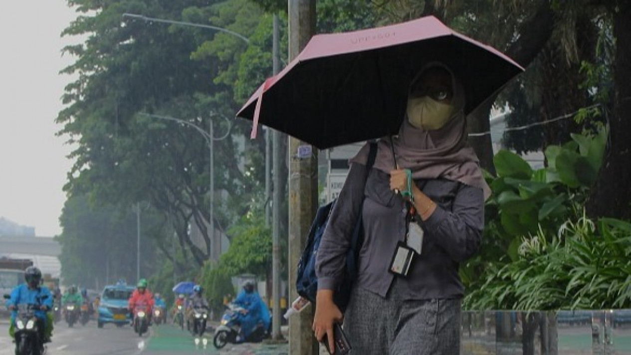 Prediksi Terbaru BMKG, Malam Tahun Baru Diguyur Hujan Lebat Hingga Cuaca Ekstrem 
            - galeri foto
