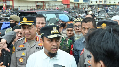 Gubernur Sulsel Serahkan Bantuan Logistik untuk Korban Kebakaran Pemilik 931 Lapak Pasar Sentral