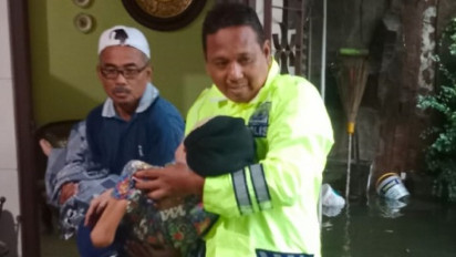 Petugas Evakuasi Seorang Lansia yang Sakit Akibat Banjir di Semarang