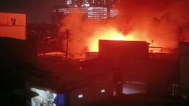 Penghujung Tahun 2022 Kebakaran Hebat Landa Pemukiman Padat Penduduk di Tambora, Beberapa Warga Alami Luka