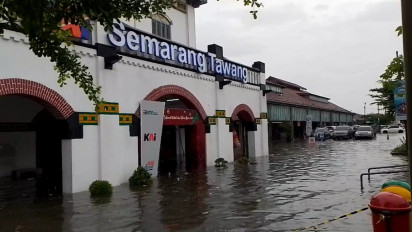 Hingga Sabtu Sore, Banjir yang Menggenangi Stasiun Semarang Tawang Belum Surut