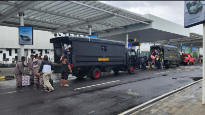 Akses ke Bandara Jenderal Ahmad Yani Semarang Terendam Banjir, Penumpang Pesawat Diangkut Menggunakan Truk Brimob