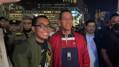 Pj Gubernur DKI Jakarta Sambangi Bundaran HI, Landeni Warga Berswafoto di Malam Tahun Baru 2023