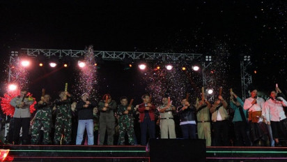 Pj Gubernur DKI Jakarta Pimpin Hitungan Mundur Malam Tahun Baru di TMII