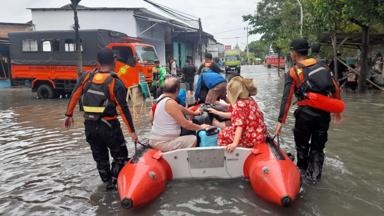 Potret Memilukan Bencana Banjir di Kota Semarang, SAR Evakuasi 172  Korban
            - galeri foto