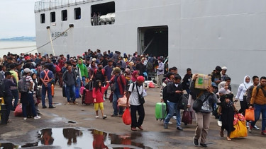 KRI dr Soeharso Bawa Pulang 942 Warga Surabaya yang Tertahan di Pulau Bawean Akibat Cuaca Buruk