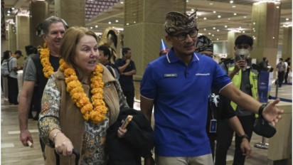 Sandiaga Uno Sambut Wisman Pertama yang ke Indonesia
