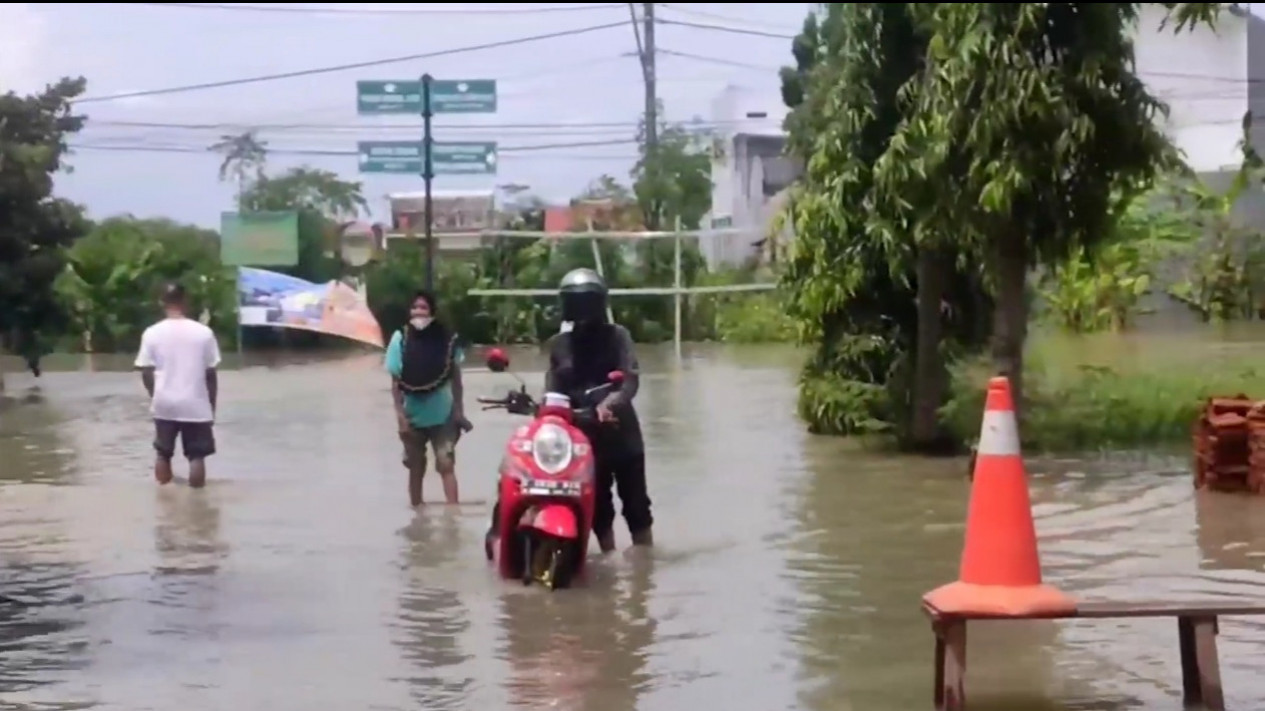 Ini Cerita Warga Kendal Untuk Kali Pertama Rumahnya Terendam Banjiran Karena Cuaca Eksteim
            - galeri foto