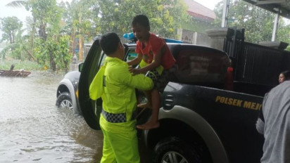 Polres Kudus Bantu Evakuasi Warga Korban Banjir di Kudus ke Pengungsian