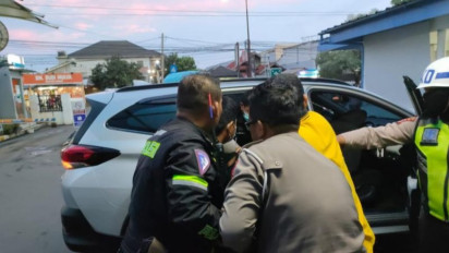 Aksi Heroik Polisi Karawang, Evakuasi Lansia Pingsan di Tol Saat Arus Balik Nataru