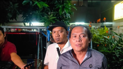 Deolipa Yumara Bersama Orang Tua Murid SDN 1 Pondok Cina Penuhi Panggilan Polda Metro Jaya