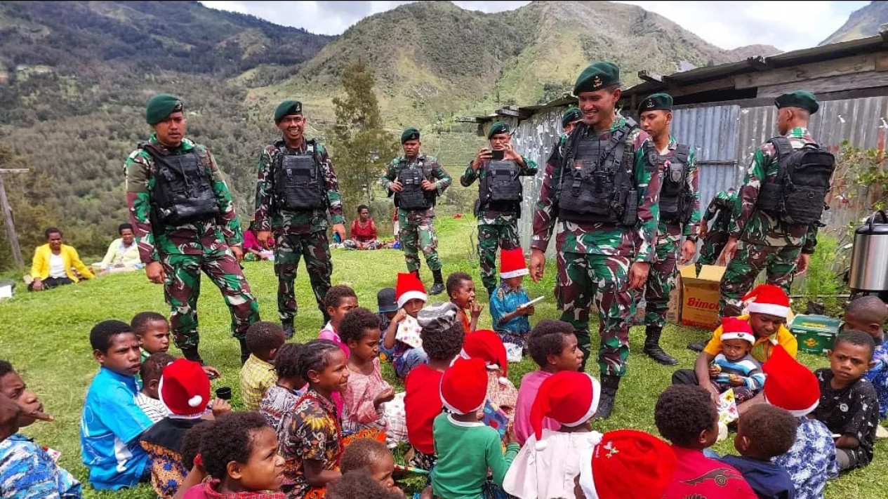Awali Tahun 2023, Satgas Yonif Mekanis 203/AK Adakan Ibadah Bersama Masyarakat Distrik Pirime
            - galeri foto