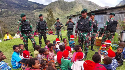 Awali Tahun 2023, Satgas Yonif Mekanis 203/AK Adakan Ibadah Bersama Masyarakat Distrik Pirime