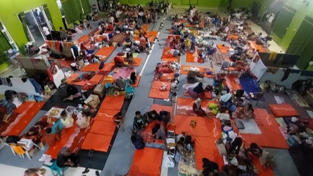 Jumlah Pengungsi Korban Banjir di Kudus Terus Bertambah, Petugas Bantu Evakuasi Gunakan Perahu Karet
            - galeri foto