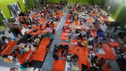 Jumlah Pengungsi Korban Banjir di Kudus Terus Bertambah, Petugas Bantu Evakuasi Gunakan Perahu Karet