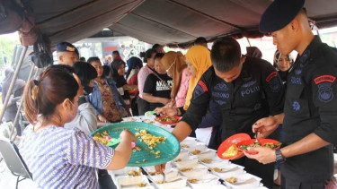 Bantu Korban Banjir, Satbrimob Polda Jateng Gelar Dapur Lapangan di Kaligawe Semarang