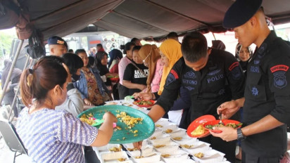 Bantu Korban Banjir, Satbrimob Polda Jateng Gelar Dapur Lapangan di Kaligawe Semarang