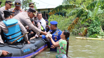 Polres Demak Sisir Genangan Banjir Bagikan Sembako dan Obat-obatan