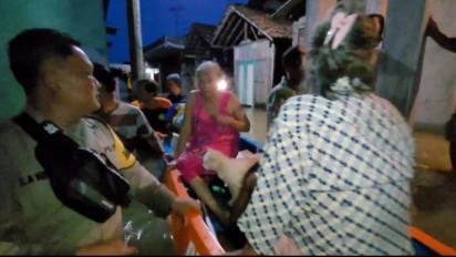 Ketinggian Banjir yang Merendam Puluhan Desa di Pati Bertambah, Petugas Evakuasi Lansia Terjebak