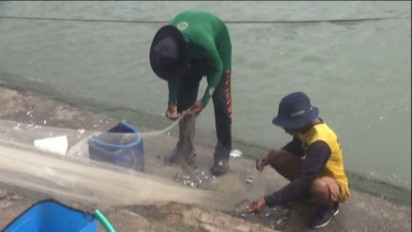 Penuhi Kebutuhan Keluarga, Nelayan Terpaksa Tebar Pukat di Pinggiran Pantai Akibat Cuaca Buruk